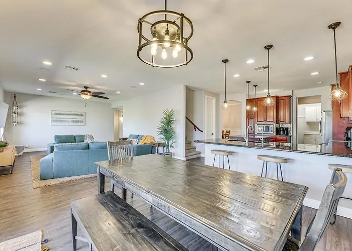 Expansive Retreat W/ Private Outdoor Pool! Holiday home Mesa