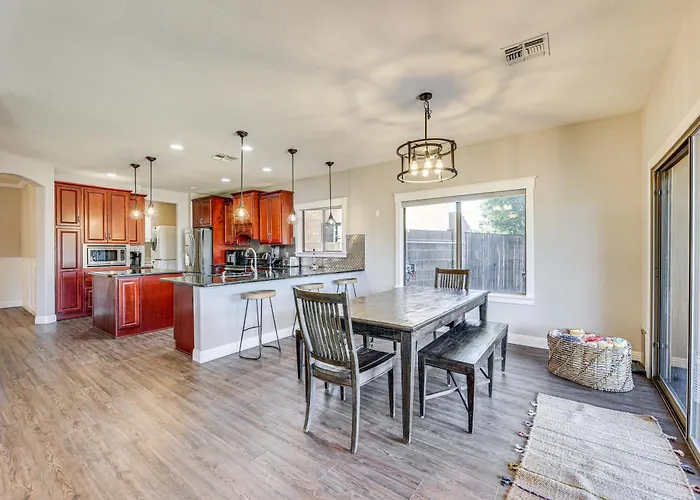 Expansive Retreat W/ Private Outdoor Pool! Holiday home