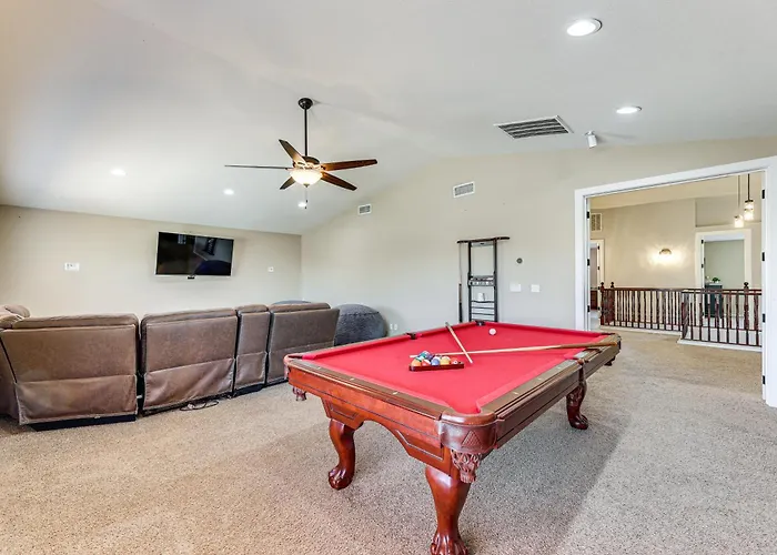 Expansive Retreat W/ Private Outdoor Pool! Holiday home