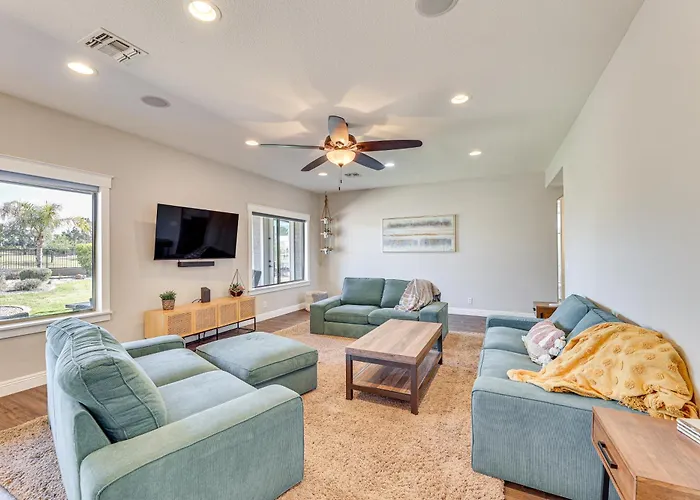 Expansive Retreat W/ Private Outdoor Pool! Holiday home